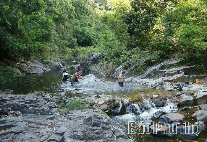 Du khách nô đùa, thích thú tắm mát dưới dòng nước trong lành tại thác Thậm Thình vào những ngày hè.
