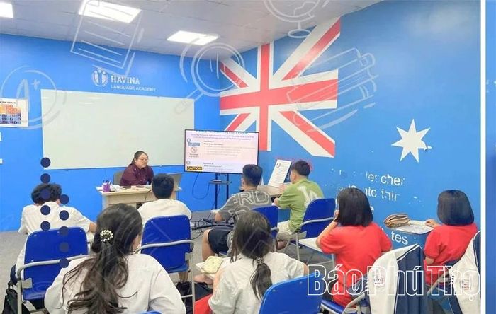 Giáo viên Trung tâm Tiếng Anh Havina Vĩnh Phúc hướng dẫn học viên thực hành kỹ năng thuyết trình và làm việc nhóm bằng tiếng Anh.