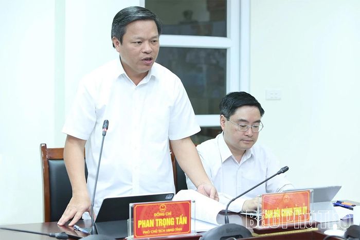 Đồng chí Phó Chủ tịch UBND tỉnh Phan Trọng Tấn phát biểu ý kiến tại buổi tiếp công dân.