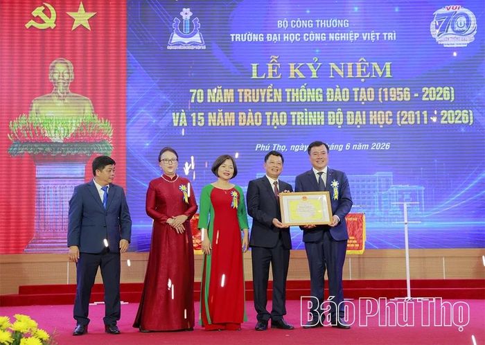 Thứ trưởng Bộ Công Thương Nguyễn Sinh Nhật Tân trao Bằng khen của Bộ Công Thương tặng Trường Đại học Công nghiệp Việt Trì.