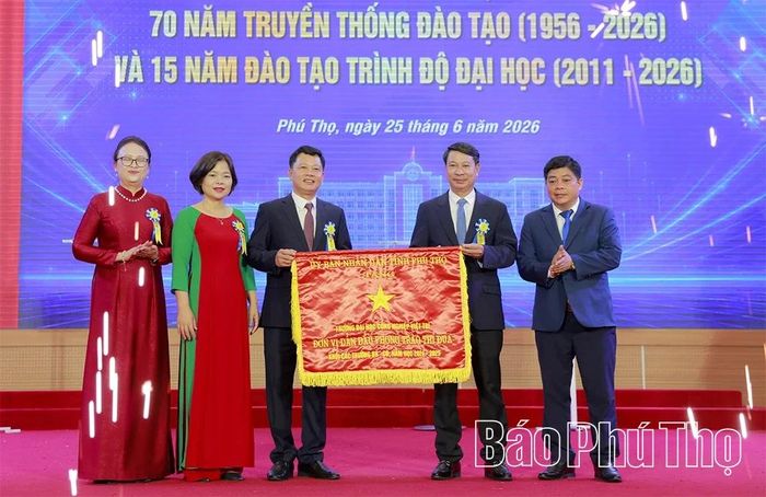 Phó Chủ tịch UBND tỉnh Nguyễn Khắc Hiếu trao Cờ thi đua của UBND tỉnh tặng tập thể Trường Đại học Công nghiệp Việt Trì.