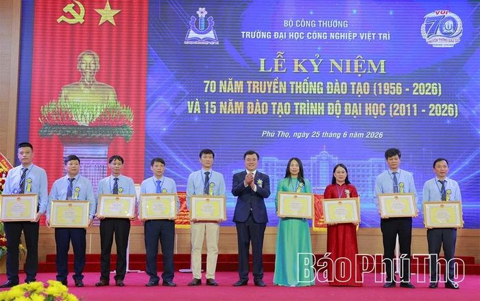 Thứ trưởng Bộ Công Thương Nguyễn Sinh Nhật Tân trao Bằng khen của Bộ Công Thương tặng các tập thể có thành tích xuất sắc.