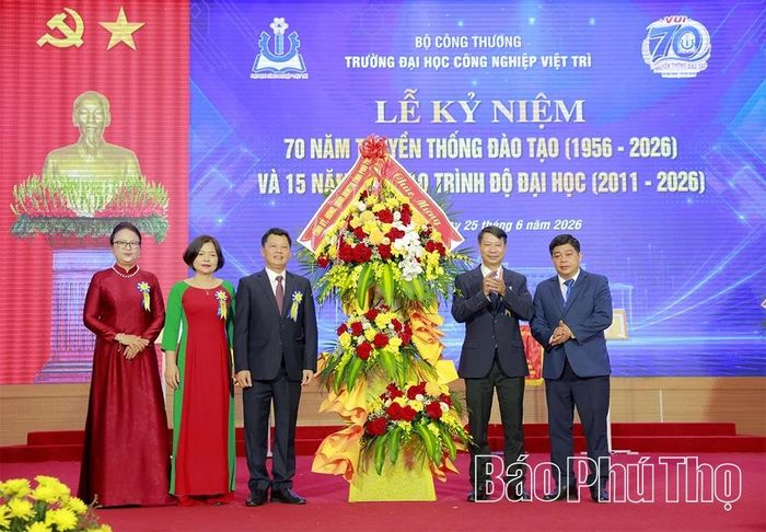 Phó Chủ tịch UBND tỉnh Nguyễn Khắc Hiếu tặng lẵng hoa chúc mừng nhà trường.