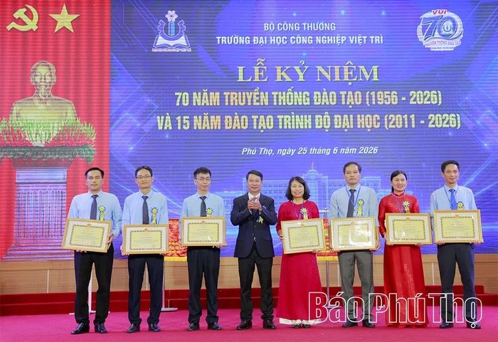 Phó Chủ tịch UBND tỉnh Nguyễn Khắc Hiếu trao Bằng khen của Chủ tịch UBND tỉnh tặng các tập thể, cá nhân có thành tích xuất sắc.