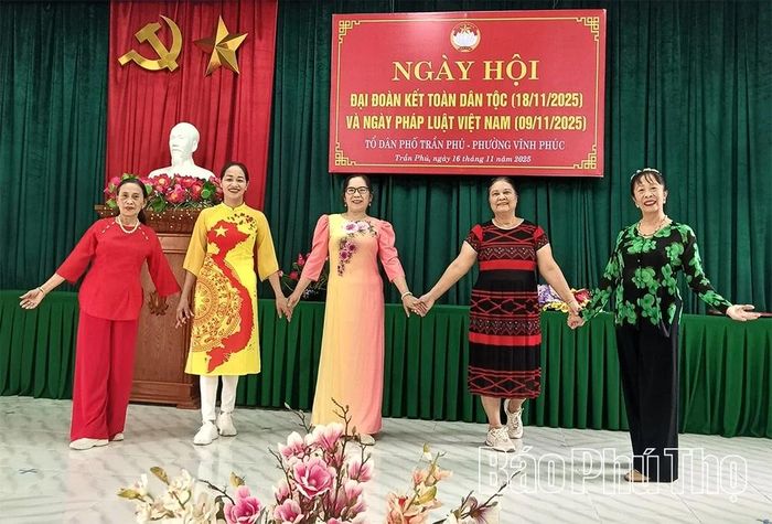 Người dân tích cực tham gia các hoạt động văn nghệ, tạo không khí vui tươi, đoàn kết và xây dựng nếp sống văn minh.