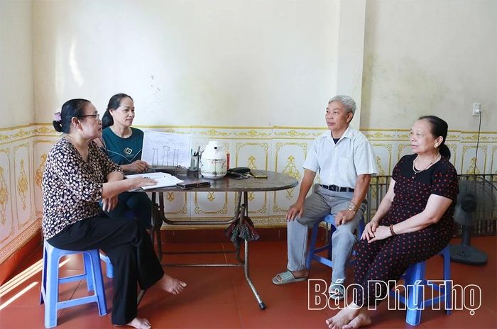 Bà Lê Thị Tú - Bí thư Chi bộ tổ dân phố Trần Phú (người ngồi ngoài cùng bên trái) phổ biến các quy ước, hương ước, góp phần nâng cao ý thức cộng đồng trong xây dựng đời sống văn hóa ở khu dân cư.