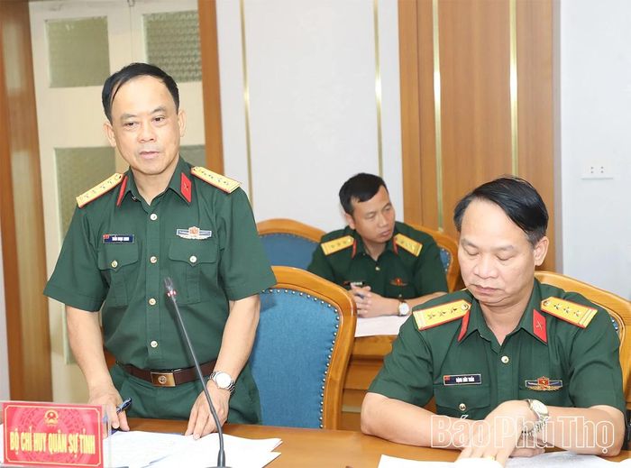 Đại tá Trần Ngọc Minh - Phó Chính ủy, Bộ CHQS tỉnh báo cáo tại điểm cầu Phú Thọ.