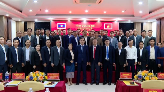 Đoàn đại biểu hai tỉnh Quảng Trị và Khăm Muồn chụp ảnh lưu niệm tại hội nghị - Ảnh: H.L