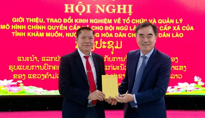 Đồng chí Nguyễn Lương Bình, Trưởng ban Tổ chức Tỉnh ủy Quảng Trị trao quà cho đại diện đoàn đại biểu tỉnh Khăm Muồn - Ảnh: H.L