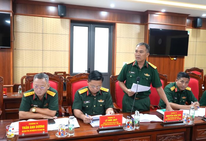Đại diện lãnh đạo Ban Chỉ huy phòng thủ khu vực 4-Triệu Phong phát biểu tại hội nghị - Ảnh: T.Đ