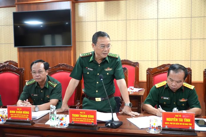 Đồng chí đại tá Trịnh Thanh Bình, Phó Chỉ huy trưởng Bộ Chỉ huy Quân sự tỉnh kiêm Chỉ huy trưởng Ban Chỉ huy Bộ đội Biên phòng tỉnh phát biểu tại hội nghị - Ảnh: T.Đ