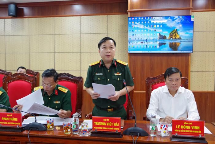 Đồng chí đại tá Trương Viết Hải, Phó Bí thư Thường trực Đảng ủy, Chính ủy Bộ Chỉ huy Quân sự tỉnh phát biểu tại hội nghị - Ảnh: T.Đ