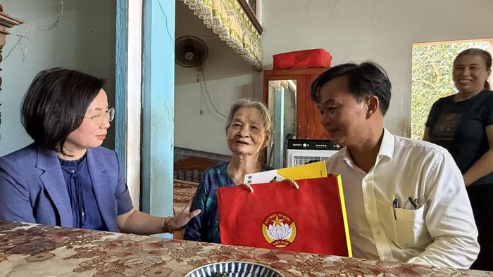 Đoàn đến thăm và tặng quà Mẹ Việt Nam anh hùng Lê Thị Mót ở xã Cồn Tiên - Ảnh: N.L
