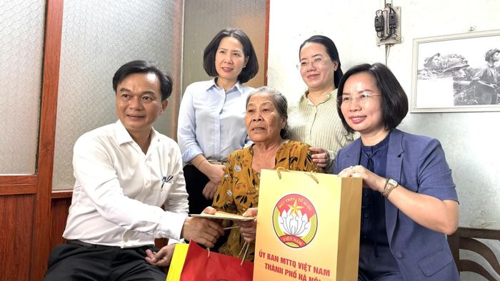 Đoàn đến thăm và tặng quà cho gia đình thương binh Nguyễn Ngọc Châu ở xã Cồn Tiên - Ảnh: N.L
