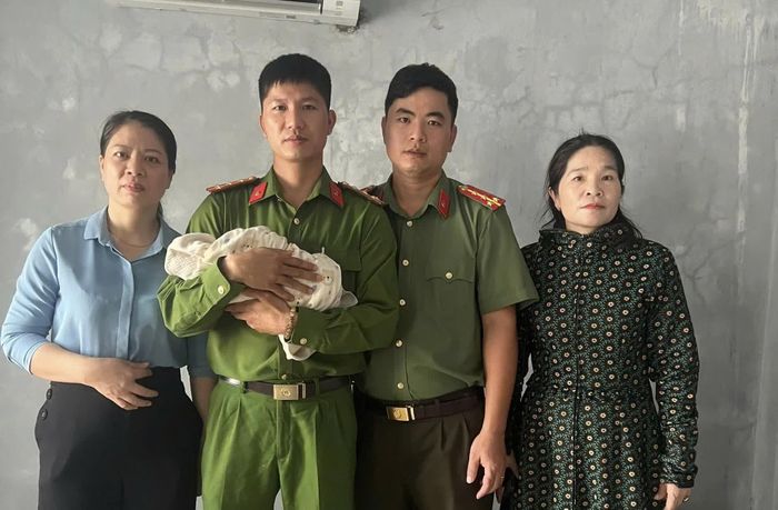 Lực lượng Công an phối hợp với cán bộ UBND và Trạm Y tế xã đưa cháu bé đến Bệnh viện đa khoa khu vực Lệ Thủy để chăm sóc sức khỏe - Ảnh: N.M.P
