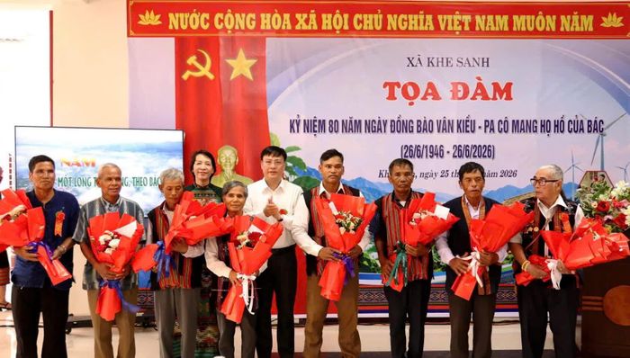 Tuyên dương các cá nhân là già làng, người có uy tín tại xã Khe Sanh - Ảnh: Hoàng Hùng