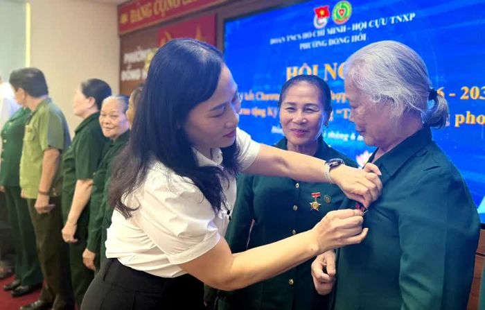 Đại diện lãnh đạo phường Đồng Hới gắn Kỷ niệm chương Thanh niên xung phong cho các cá nhân - Ảnh: P.V