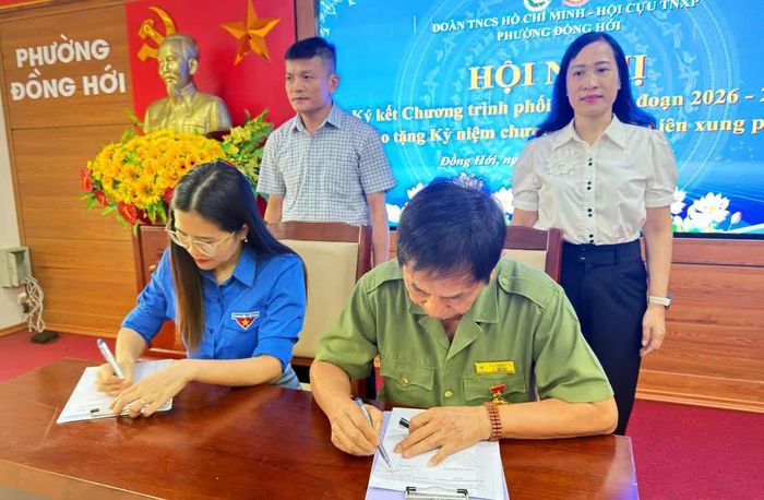 Đại diện lãnh đạo Đoàn Thanh niên phường Đồng Hới và Hội Cựu Thanh niên xung phong phường ký kết chương trình phối hợp - Ảnh: P.V