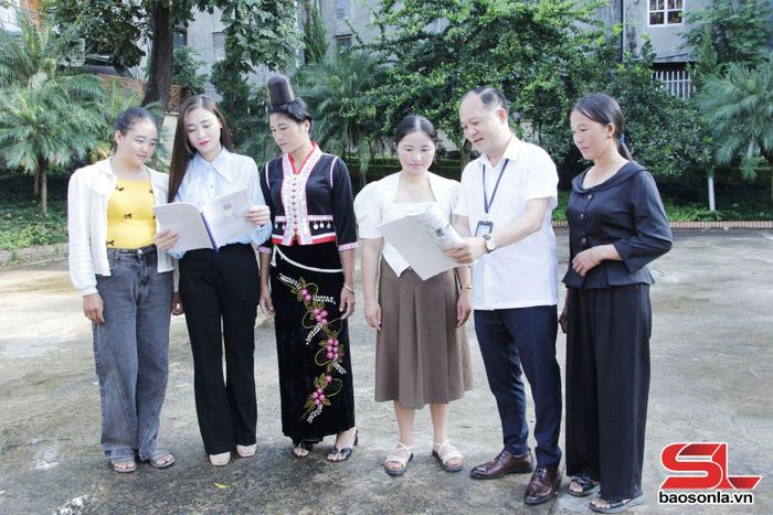 Cán bộ Sở Tư pháp tuyên truyền, hướng dẫn các quy định pháp luật cho hòa giải viên cơ sở xã Sốp Cộp.