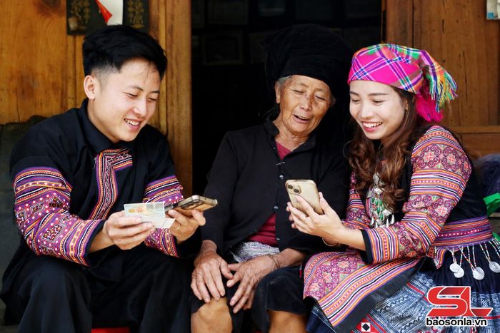 Hỗ trợ phụ nữ đồng bào dân tộc thiểu số bản Pa Kha 1, xã Lóng Phiêng tích hợp an sinh xã hội trên VNeID.