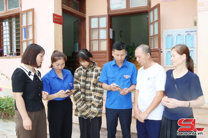 ĐVTN xã Mường Bang hướng dẫn nhân dân nộp hồ sơ trực tuyến tại Trung tâm Phục vụ hành chính công xã.