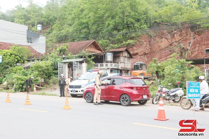 Tổ Cảnh sát giao thông tuần tra, kiểm soát giao thông trên địa bàn.