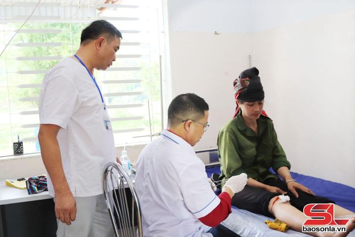Cán bộ Trạm Y tế xã Chiềng Hoa khám, chữa bệnh cho nhân dân.