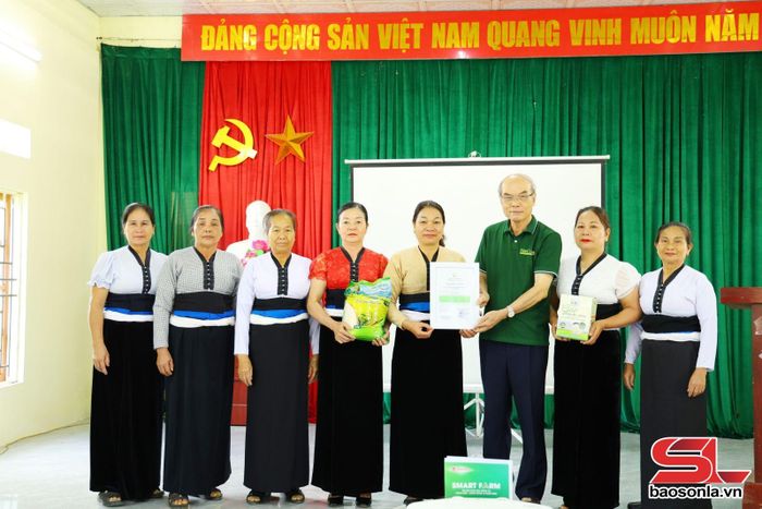 Đại diện Viện Công nghệ xanh trao chứng nhận VietFarm phát thải thấp cho HTX Dịch vụ nông nghiệp Quang Huy.