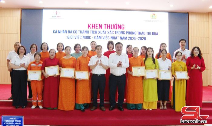 Biểu dương phong trào thi đua Giỏi việc nước, đảm việc nhà.