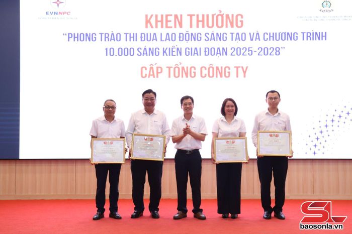 4 cá nhân được Tổng Công ty Điện lực miền Bắc biểu dương, khen thưởng.