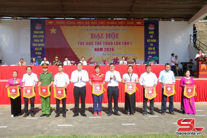 UBND xã Bắc Yên trao cờ lưu niệm cho các đội tham gia Đại hội Thể dục thể thao lần thứ I, năm 2026