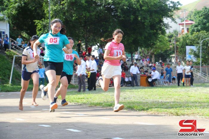 Các VĐV nữ tham gia môn điền kinh, nội dung 400m nữ