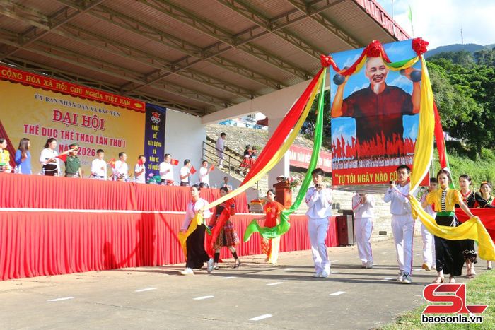 Đoàn diễu hành tiến vào lễ đài