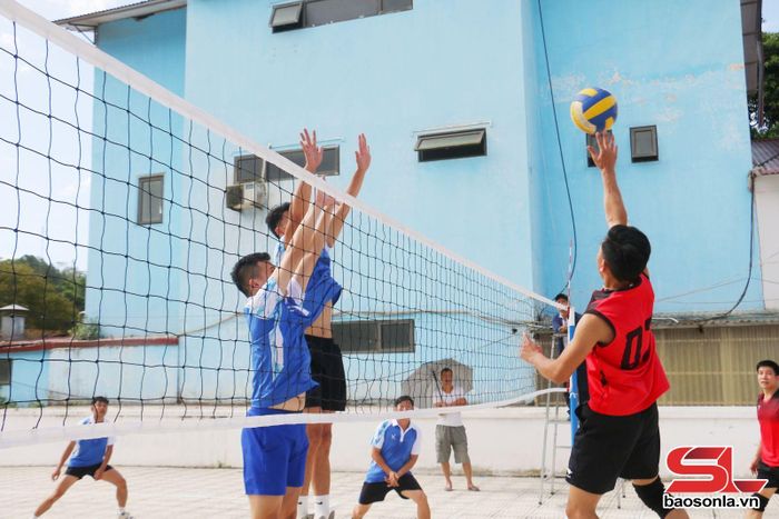 Trận đấu bóng chuyền da nam giữa hai đội Công an xã Bắc Yên và Trường THPT Bắc Yên