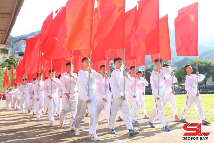 Đoàn hồng kỳ tiến vào lễ đài