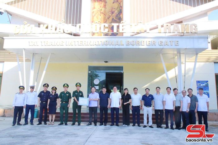 Đoàn đại biểu cấp cao tỉnh Sơn La tặng quà cho các chiến sĩ Cửa khẩu quốc tế Tây Trang.
