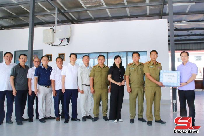 Đoàn đại biểu cấp cao tỉnh Sơn La tặng quà cho các chiến sĩ tại Cửa khẩu quốc tế Pang Hốc.