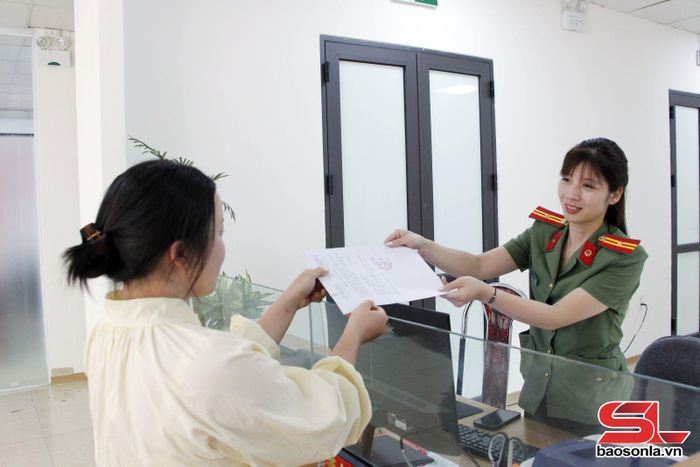 Cán bộ Phòng Hồ sơ nghiệp vụ trả kết quả phiếu Lý lịch tư pháp cho nhân dân.