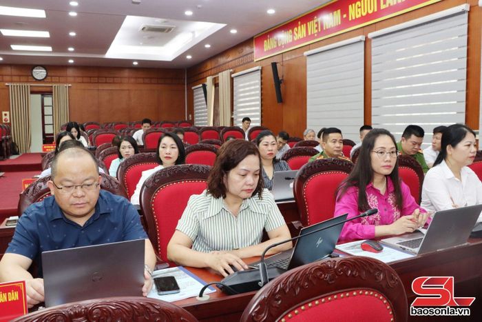 Đại biểu HĐND các xã, phường dự Hội nghị.