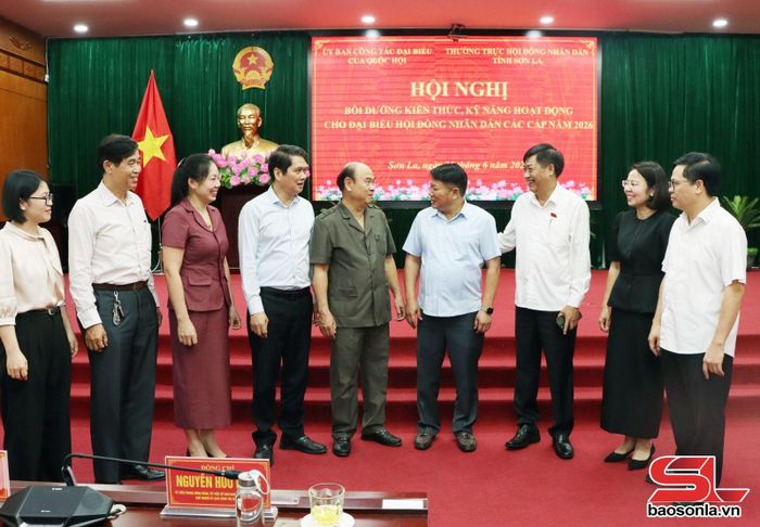 Các đại biểu trao đổi bên lề hội nghị.