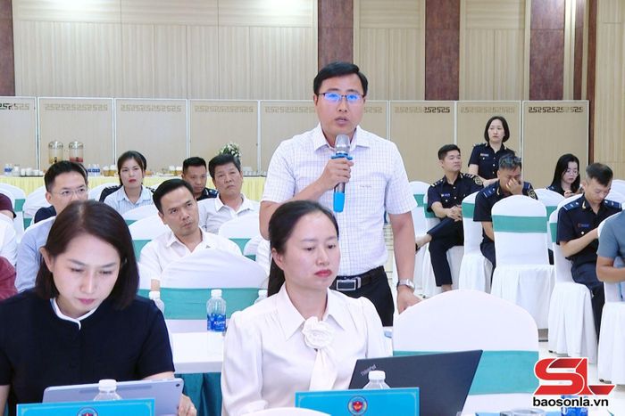 Các doanh nghiệp đối thoại trực tiếp với lãnh đạo Chi cục Hải quan khu vực X.