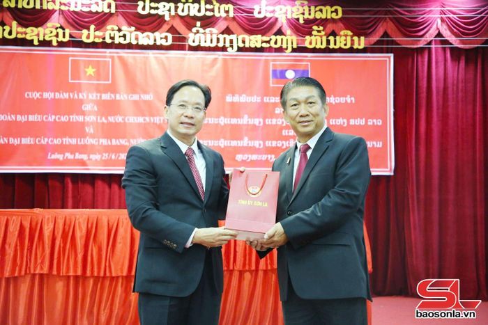 Tỉnh Sơn La trao tặng quà tỉnh Luông Pha Bang.
