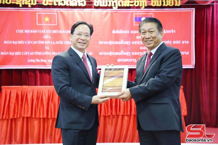 Lãnh đạo tỉnh Luông Pha Bang tặng quà tỉnh Sơn La.