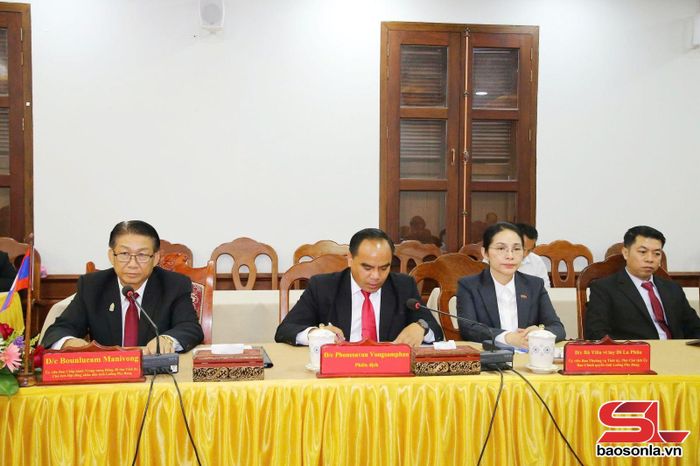Đoàn đại biểu tỉnh Luông Pha Bang dự hội đàm.