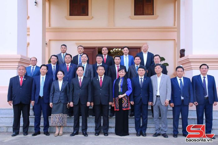 Đoàn đại biểu hai tỉnh Sơn La và Luông Pha Bang chụp ảnh lưu niệm.