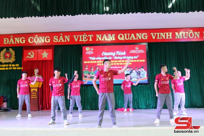 Tiết mục nhảy Sôi động World Cup – Khỏe để tránh xa ma túy của các học viên