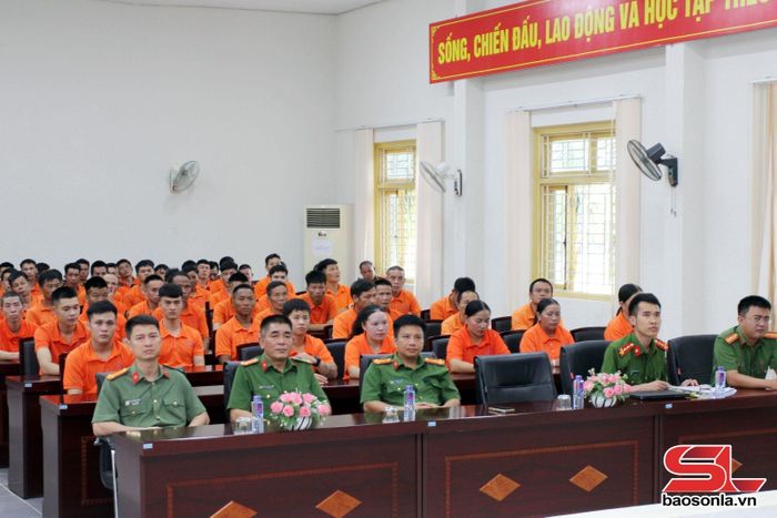 Các đại biểu tham dự chương trình
