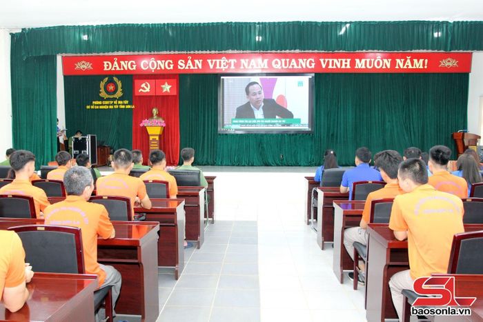 Phóng sự với nội dung “Tìm lại cuộc đời từ một người nghiện ma túy”.