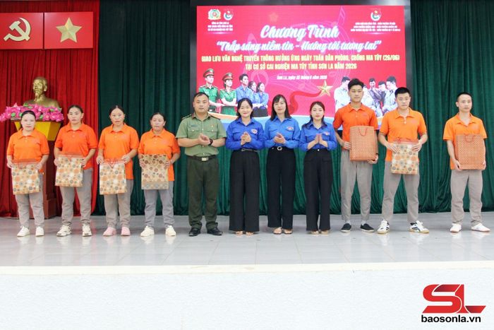 Trao tặng các phần quà động viên các học viên có thành tích tích cực trong học tập, rèn luyện và lao động trị liệu.