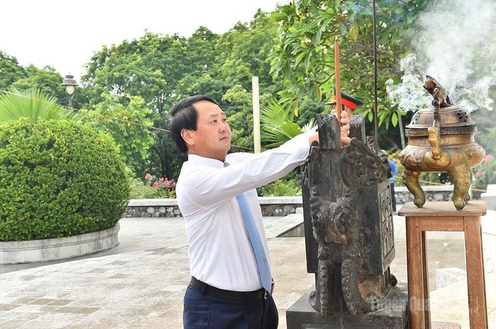 Đồng chí Bí thư Tỉnh ủy Hầu A Lềnh dâng hương tại Đài tượng niệm các Anh hùng liệt sĩ.